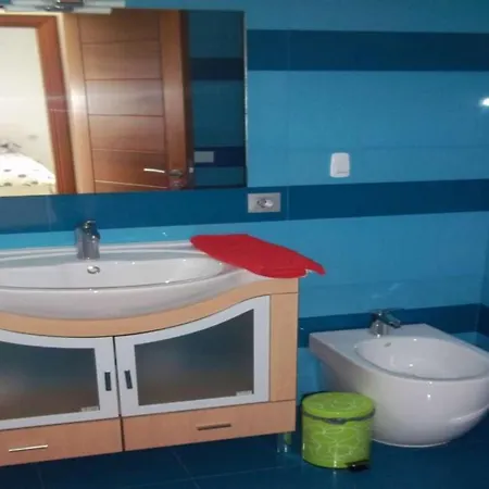 La Caleta Sleeps 6 Wifi Appartement *